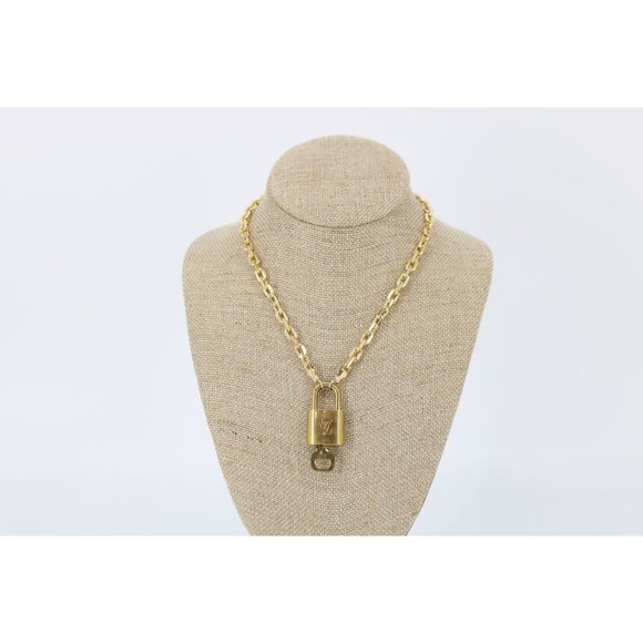 AUTHENTIC Louis Vuitton Lock and Key w 17 3/4 Gold Cable Second Hand Nec… - Picture 2 of 4